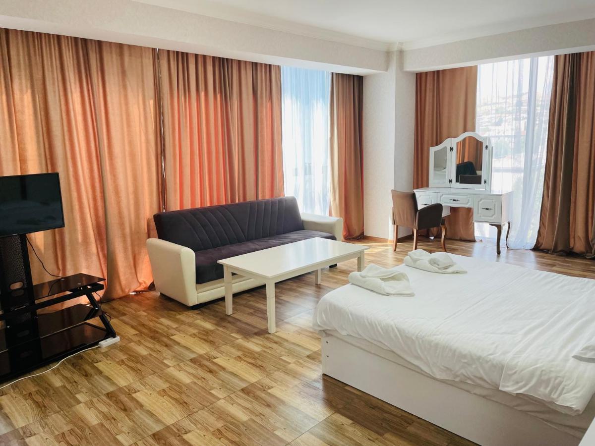 L Plaza Hotel Tbilisi Exterior foto