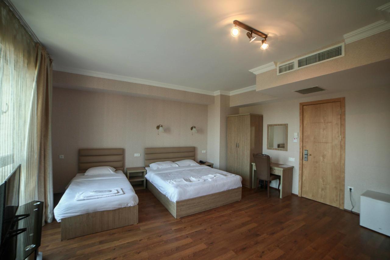 L Plaza Hotel Tbilisi Exterior foto