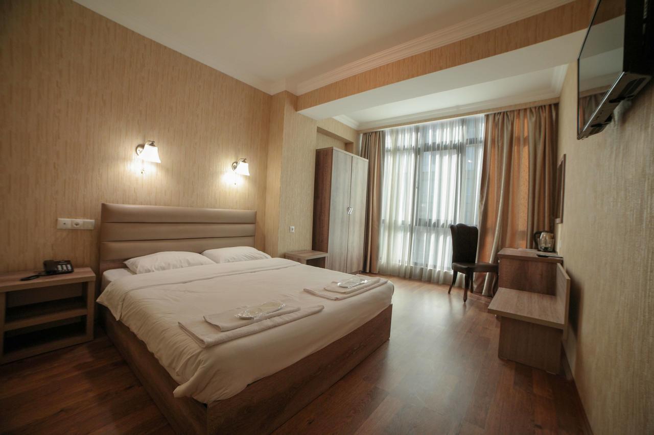 L Plaza Hotel Tbilisi Exterior foto